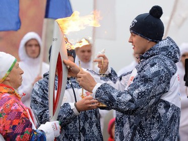 Олимпийский огонь уже трижды погас во время эстафеты в Омске