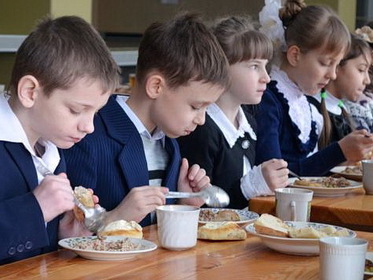Нехватка овощей, фруктов и маленькие порции – школьники из Омской области жалуются на еду в столовых