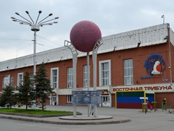 Памятник русскому хоккею у стадиона 