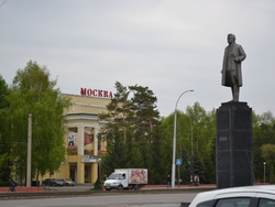 Памятник Кирову на фоне старейшего в городе кинотеатра 