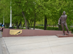 Памятник летчику Владимиру Мартемьянову (набережная)