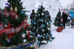 Благотворительный фестиваль «АртЕль»: украшение елей своими руками. Фото: пресс-служба мэрии Томска