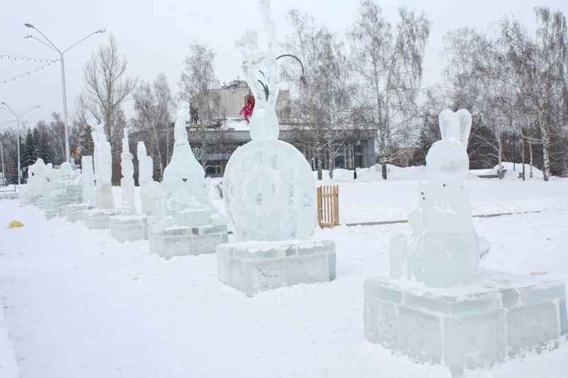 Новогоднее украшение двора снежными скульптурами